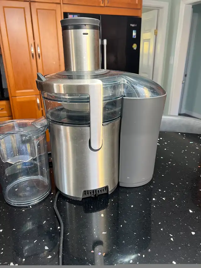 Breville Juicer in Processors, Blenders & Juicers in Hamilton - Image 3