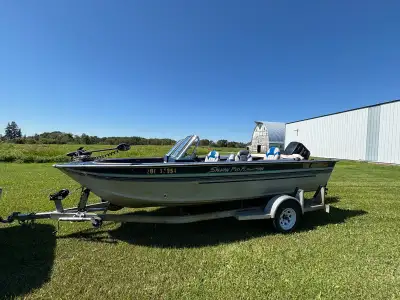 For sale is a 1992 Sylvan Pro Fisherman 18.5 ‘ It has a 98 Evinrude 150 v6 VRO carb not a ficht 55lb...