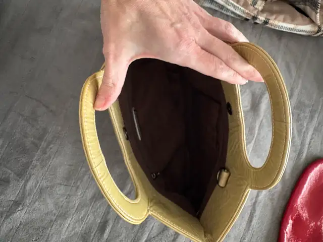 Leather Handbag in Women's - Bags & Wallets in Windsor Region - Image 4