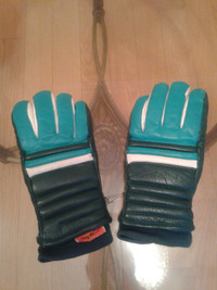 A Pair of Women's Leather Gloves,Excellent Condition,Color:Green