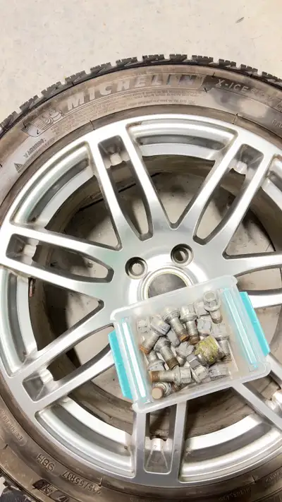 Grandeur des pneus 215/55 R17 avec nuts/écrous, barrières espaces et rondelles de roues . Grandeur d...