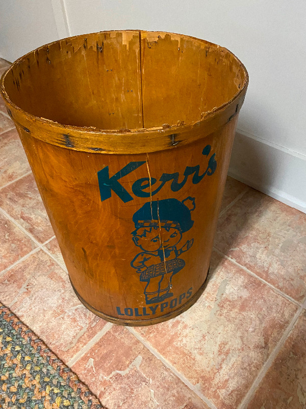 Vintage Kerrs wood Lollypop barrel in Arts & Collectibles in Oakville / Halton Region - Image 2