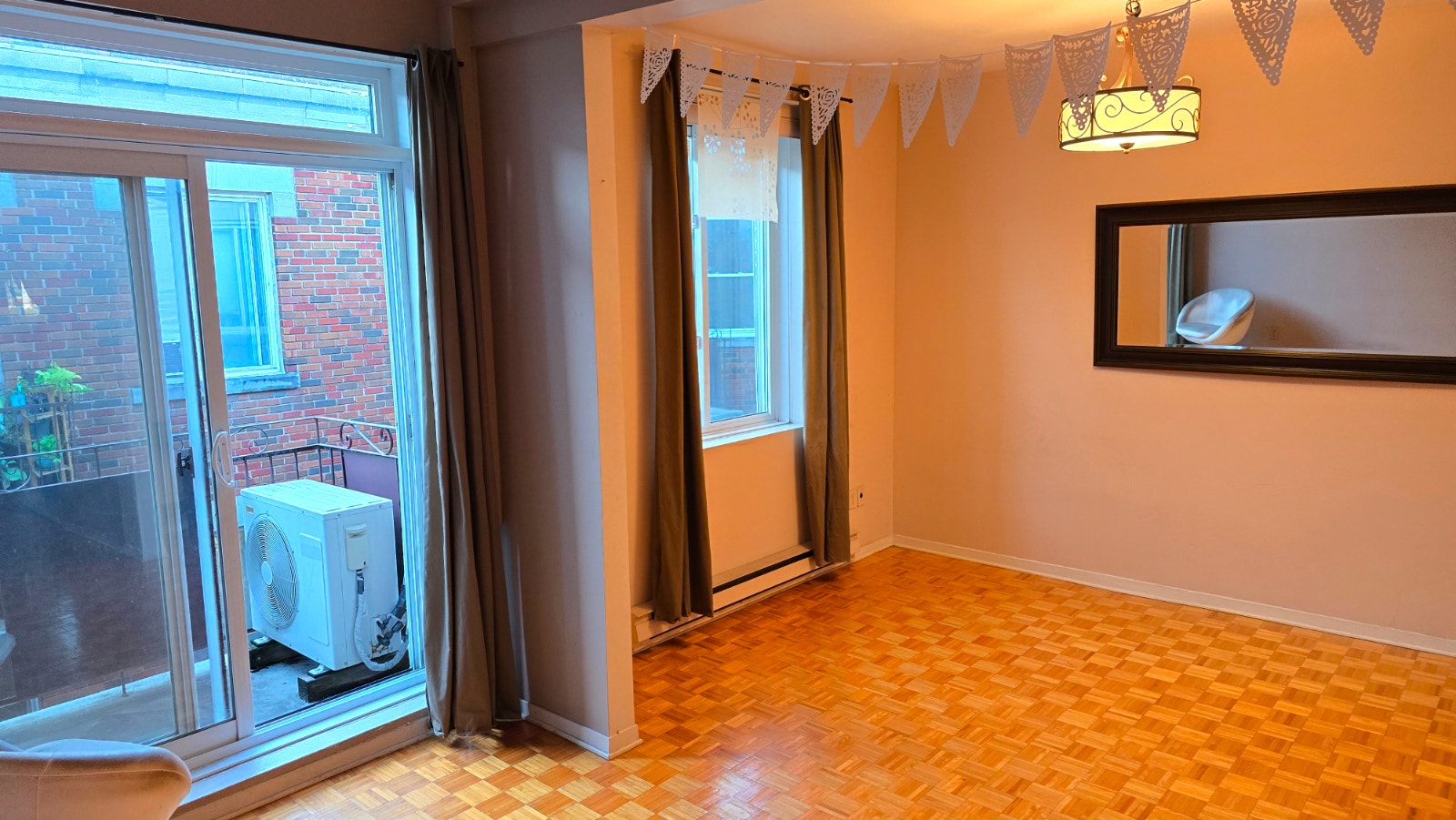Bright & Spacious 3-Bedroom Top-Floor in NDG | Walk to metros — photo 1