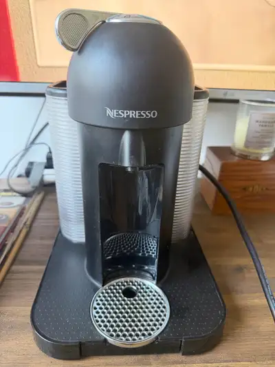 Attention: si l’annonce est la = disponible Machine à café et espresso Nespresso Vertuo en parfait é...
