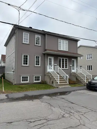 4 1/2 disponible maintenant Logement entièrement rénovée 1150 pieds carrés (demi sous-sol) 2 station...