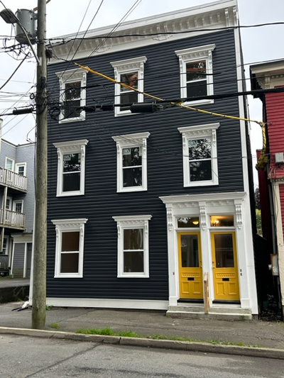 Bright unit on 3rd floor. 10 min walk to Saint John City Market. Hardwood, tile floor throughout. W/...