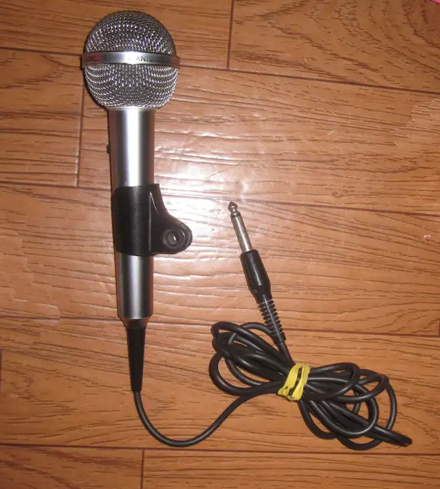 Vintage Realistic Japan Omnidirectional Microphone for Vocals in Pro Audio & Recording Equipment in Sudbury - Image 2