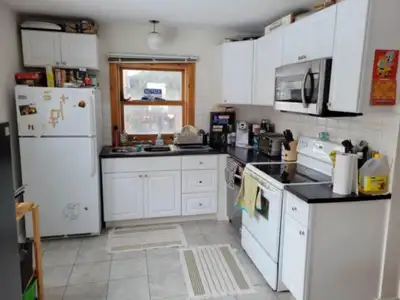 One private bedroom in a townhouse of 5 bedrooms in Prince of Wales near Carleton University. (15min...