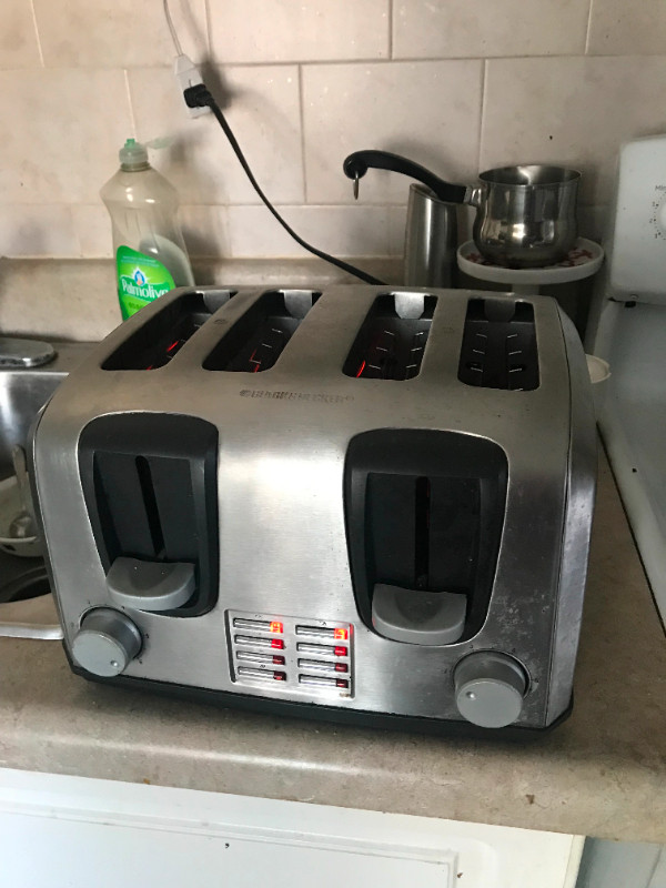 Black & Decker 4 slice toaster (LIKE NEW) $20 in Other in City of Toronto - Image 4