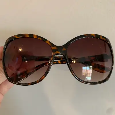 Used Tommy Hilfiger "Belle" oversized sunglasses, View more