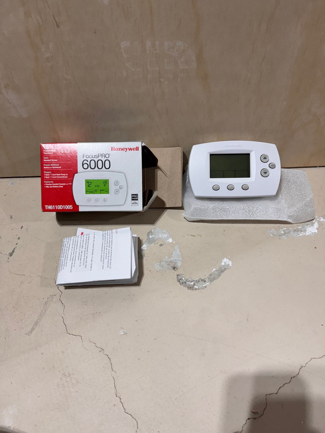 Honeywell programable thermostat in Heating, Cooling & Air in Calgary