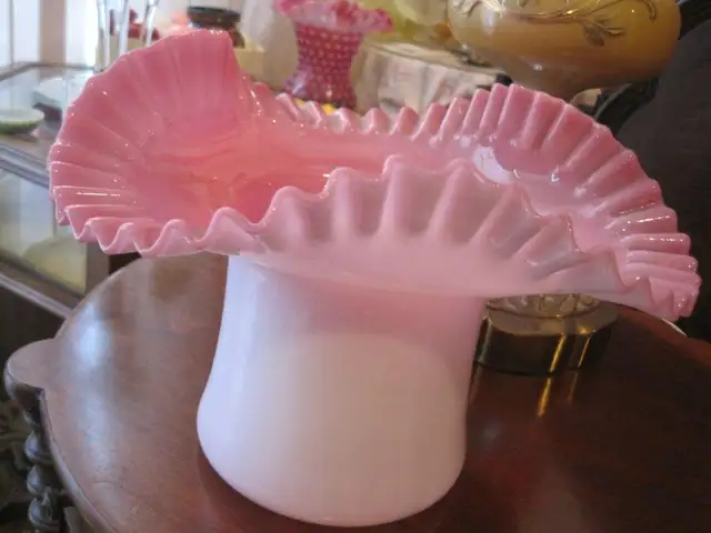 Fenton Peach Crest Glass in Arts & Collectibles in Fredericton - Image 3