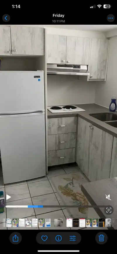 One bed room separate entrance and laundry Bright , near bus station on richmond hill , parking on d...