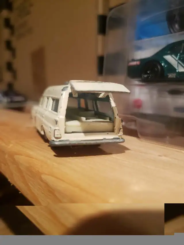 VINTAGE 1960s Lesney Mercedes Benz Ambulance White OPENING DOOR in Arts & Collectibles in Markham / York Region - Image 4