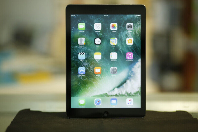 APPLE IPAD AIR 1 in iPads & Tablets in Saskatoon