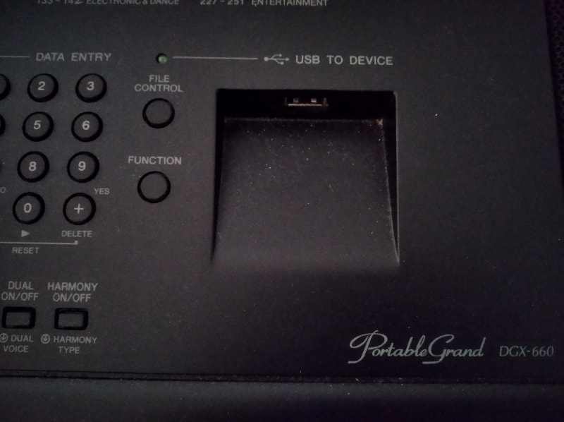 Yamaha DGX660 black digital piano with stand Pianos & Keyboards