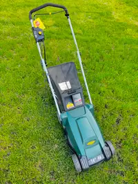 YARDWORKS  lawn mowers 14'' 9a with bags(working well)