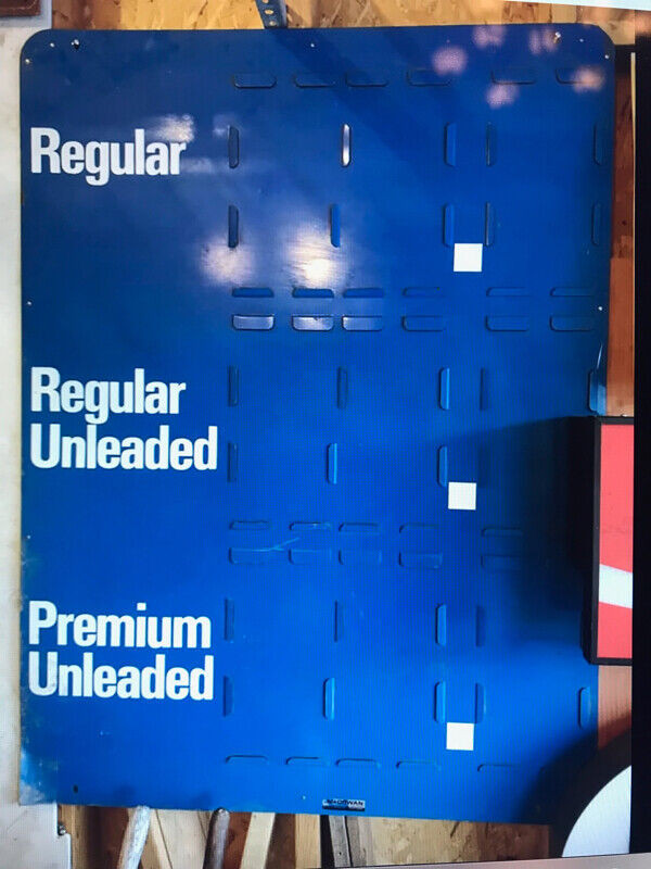 VERY LARGE VINTAGE METAL BLUE GASOLINE PRICE BACKER SIGN POCKETS in Arts & Collectibles in Mississauga / Peel Region - Image 2