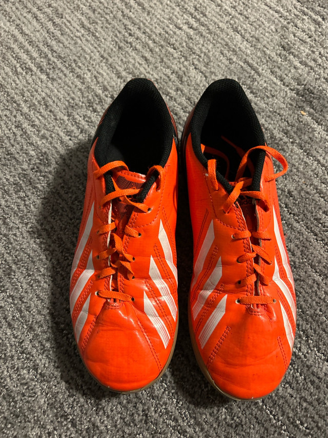 Adidas indoor soccer shoes - men’s sz 5 in Soccer in Calgary - Image 3