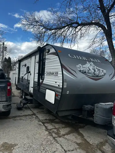 2015 Other Cherokee Limited 27ft RV in excellent condition and very clean. Sleeps 9 comfortably. All...