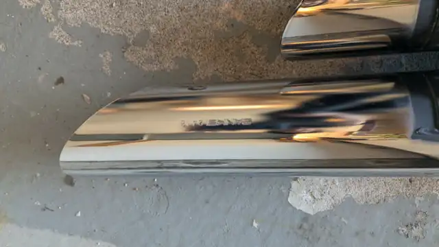 2010 Suzuki boulevard C50 OEM Exhaust Pipes in Motorcycle Parts & Accessories in Markham / York Region - Image 3