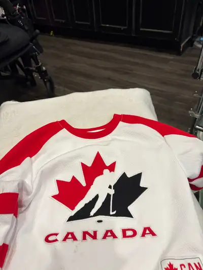 Team Canada Hockey Jersey Youth Small (6), View more