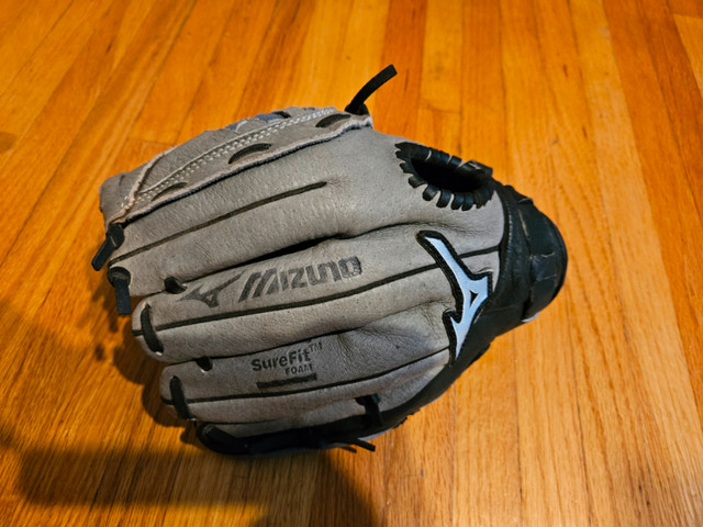 Youth baseball glove in Baseball & Softball in Calgary - Image 2
