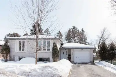 Beautiful Detached house at best location is available for rent. Georgian College, Convenience Store...