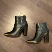 BCBG LEATHER BOOTIES (7.5)