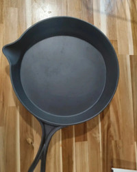 Looking For - Lodge Cast Iron Pan with American Eagle and Flag i