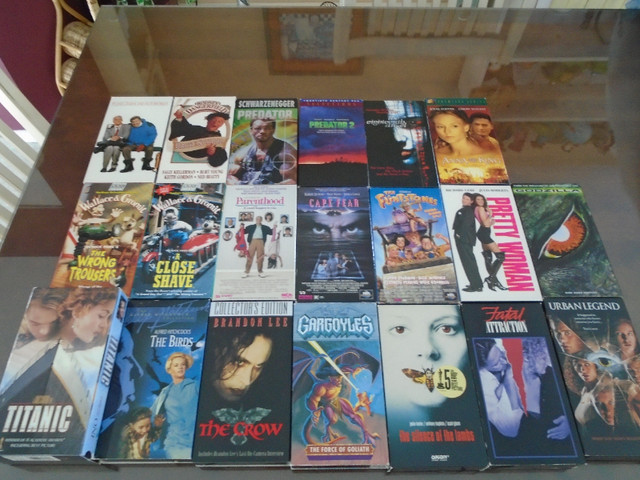 20 films VHS *ANGLAIS*,  à l'état de NEUF, visionnés une fois dans CD, DVD et Blu-ray  à Saguenay
