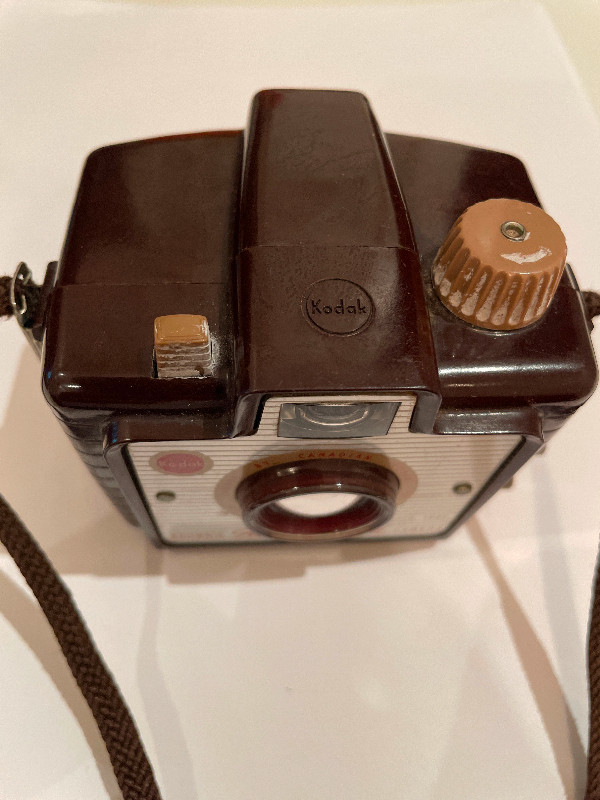 Kodak Brownie Holiday Flash Camera Roll Film Compact Camera in Cameras & Camcorders in City of Toronto - Image 3