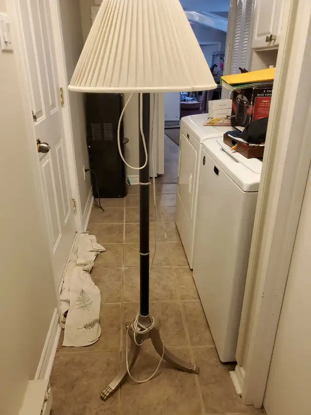 Floor lamp in Indoor Lighting & Fans in Ottawa - Image 2