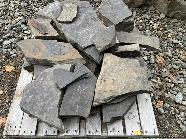 Black flat rocks for landscaping in Plants, Fertilizer & Soil in Kamloops - Image 4