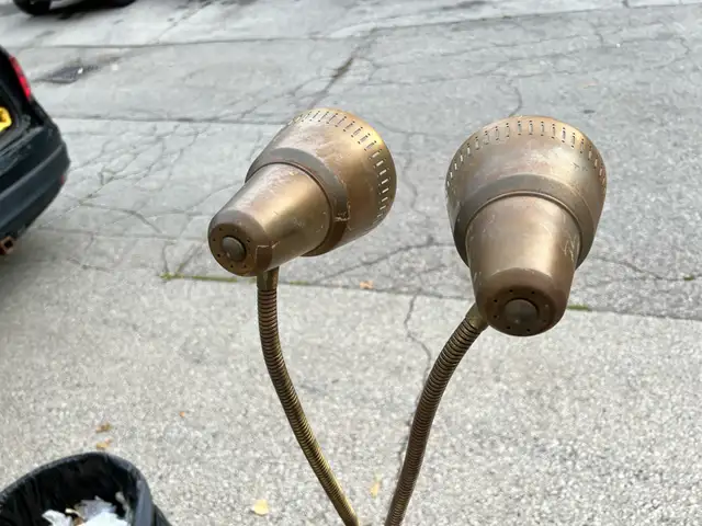 VINTAGE RETRO FLOOR LAMP with 2 BENDABLE LAMPS in Arts & Collectibles in Mississauga / Peel Region - Image 5