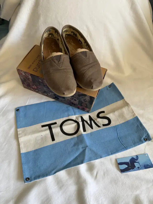 Women's Original Classic TOMS Canvas Shoes, Size 7, Ash in Women's - Shoes in Markham / York Region - Image 6