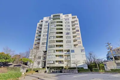 This newly renovated bright and spacious 1 bedroom and 1 bath condo features a kitchen with plenty o...