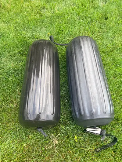 These pre-owned boat fenders, including one Polyform HTM-3 and one Taylor Made fender, offer reliabl...