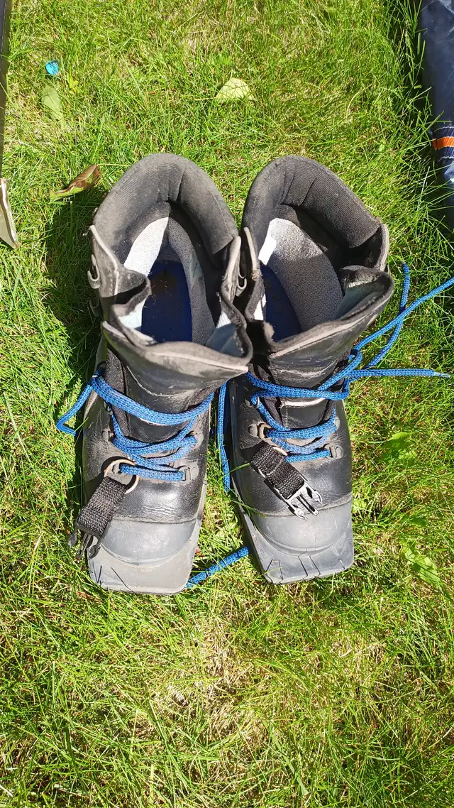 Cross-country skis and shoes, 2 full sets (men’s and women’s) in Ski in Edmonton - Image 6