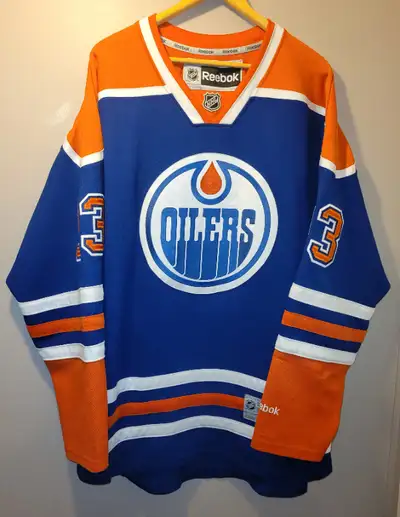 Edmonton Oliers Starters jersey Reebok XL. Early 2010 jersey. Laminated. Has few minor snags pulls....
