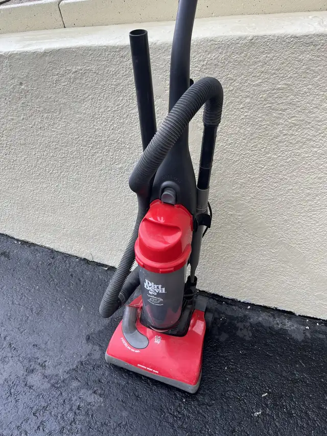 aspirateur de qualité avec filtre transparent et accessoires. in Kids in Laval / North Shore - Image 2