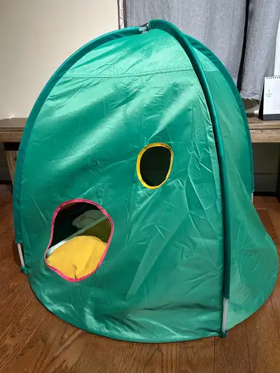 Used indoors for 1 year No damage Just the tent, our own things inside are not included.