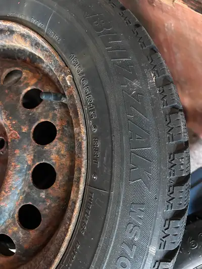 185/65R15 Blizzaks. Lots of wear left. Throwing in a spare doughnut