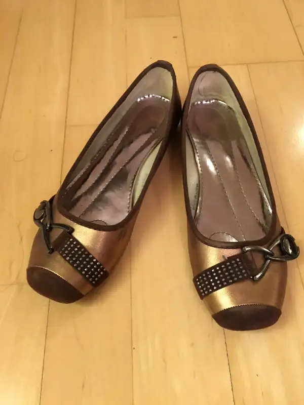 Size US 7.5 Women Shoes in Women's - Shoes in City of Toronto - Image 2