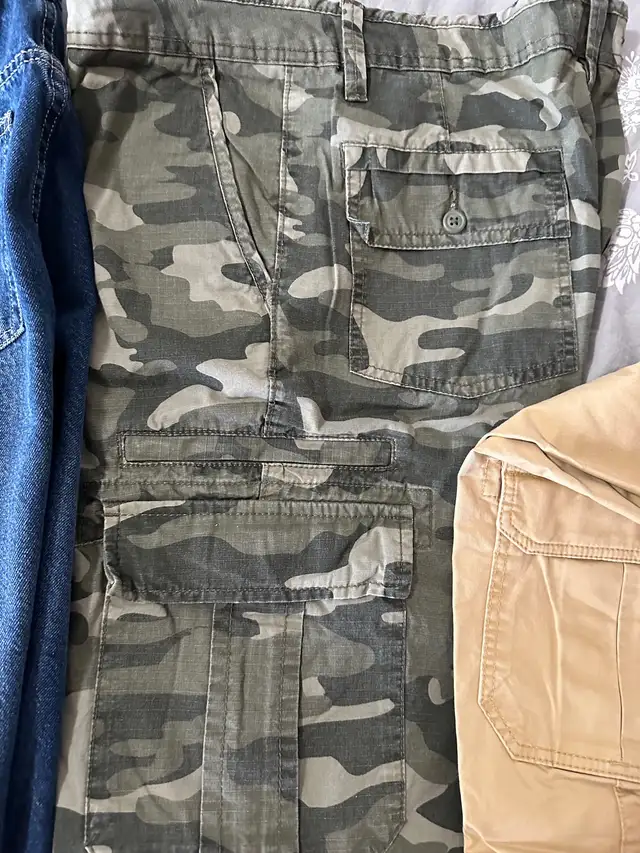 3 BRAND NEW PANTS (2 Cargo , 1 Jean)size 33 & 34 in Men's in Regina - Image 6