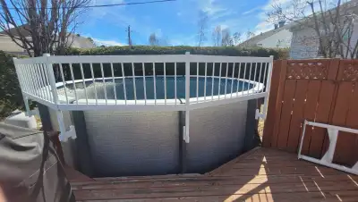 Clôture de sécurité pour piscine 18 pieds seulement. Trois panneaux couvrent le bord de la piscine d...
