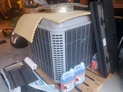 Thermopompe et climatiseur de 30 000 btu en bonne condition avec plusieurs sorties pour différentes...