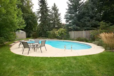 Beautiful 3+1 bd bungalow with a pool in South East Oakville, View more