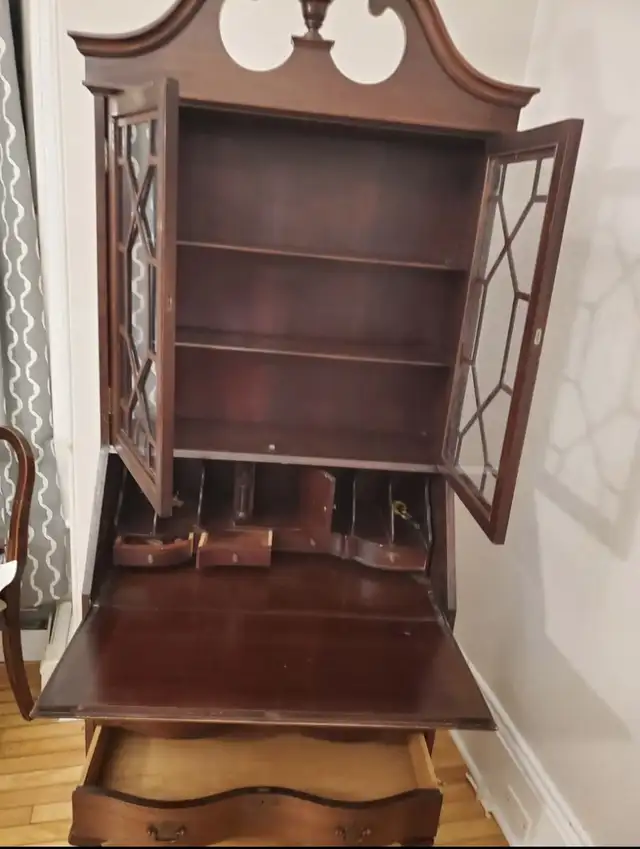 antique display cabinet in Hutches & Display Cabinets in City of Halifax - Image 3