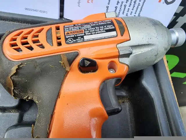 Ridgid R82320 Bit Driver Kit W 2 Batteries Charges & Hard Case in Power Tools in Windsor Region - Image 7